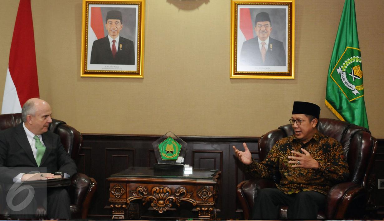 Menteri Agama Lukman Hakim Saifuddin (kanan) berbincang dengan Dubes AS untuk Indonesia, Joseph R Donovan di Kemenag, Jakarta, Selasa (7/2). Kunjungan tersebut untuk memperbanyak kerjasama di bidang pendidikan. (Liputan6.com/Helmi Fithriansyah)