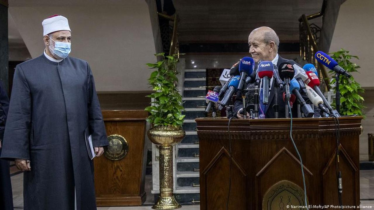 Menlu Prancis Jean-Yves Le Drian dan perwakilan dari Al-Azhar di Kairo, Mesir. (AP)