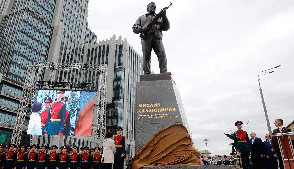Suasana upacara peresmian patung Mikhail Kalashnikov di kota Moskow, Rusia (19/9). Mikhail Kalashnikov merupakan penemu senapan serbu AK-47. (AFP Photo/Maxim Zmeyev)