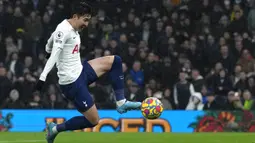 Pemain Tottenham Hotspur Son Heung-min mencetak gol ke gawang Southampton pada pertandingan sepak bola Liga Inggris di Tottenham Hotspur Stadium, London, Inggris, 9 Februari 2022. Tottenham Hotspur kalah 2-3. (AP Photo/Alastair Grant)