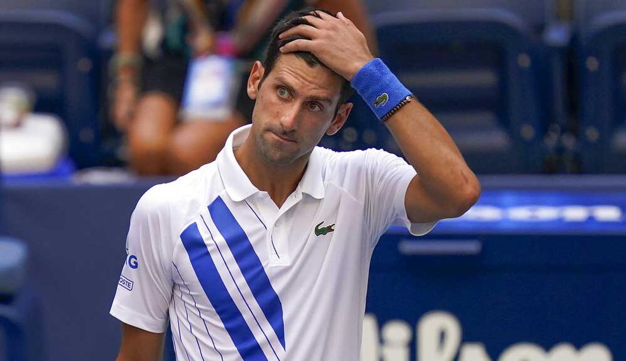 Petenis Serbia, Novak Djokovic, tampak kecewa usai didiskualifikasi pada AS Terbuka di Flushing Meadows, Senin (7/9/2020). Djokovic didiskualifikasi karena memukulkan bola tenis ke arah hakim garis. (AP/Seth Wenig)