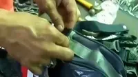 Penjual Reparasi Tas Haji Laris Manis Diserbu Jamaah