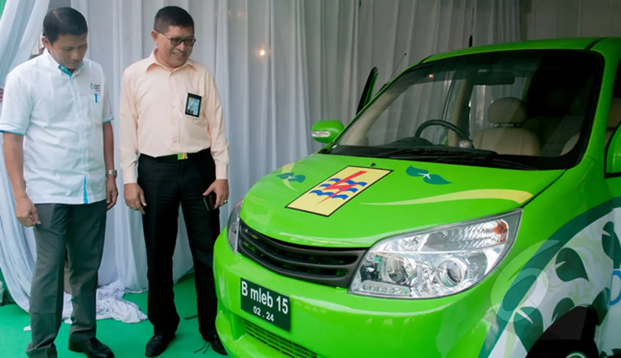 Kepala Divisi Umum PLN, Danni Irawan (kiri) dan Kapusdiklat PLN, Okto Rinaldi saat memperkenalkan mobil listrik PLN di Museum Listrik dan Energi Baru PLN, TMII, Jakarta, Selasa (24/2). (Liputan6.com/Yoppy Renato)