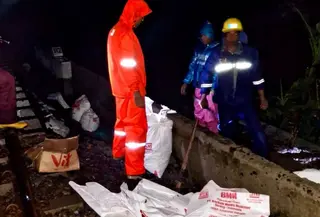 Rel kereta di Kendal terendam air. (Antara)