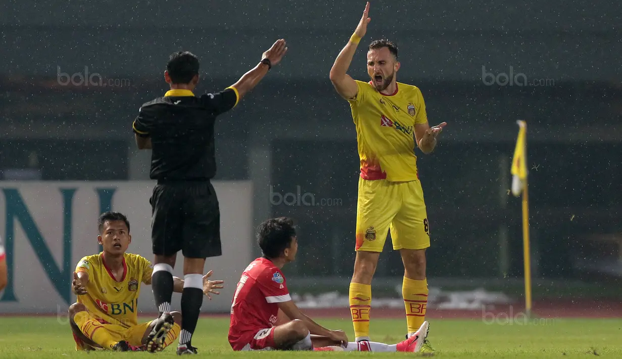 Pemain Bhayangkara FC, Ilija Spasojevic melakukan protes kepada wasit saat melawan Persija Jakarta pada lanjutan Liga 1 2017 di Stadion Patriot Bekasi, Sabtu (12/11/2017). Bhayangkara kalah dari Persija 1-2. (Bola.com/Nicklas Hanoatubun)