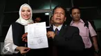 Mantan vokalis Eqoutez, Delia Septianti bersama kuasa hukumnya menunjukkan surat pelaporan pada saat ditemui di Polda Metro Jaya, Selasa (19/7). (Liputan6.com/Herman Zakharia)