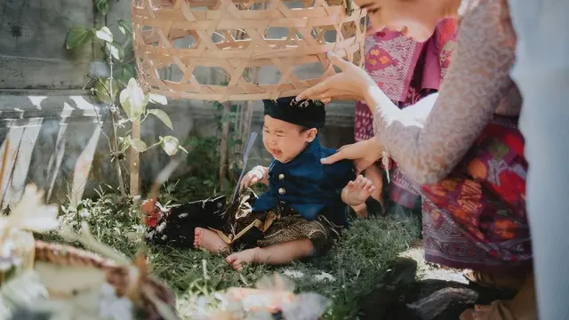 7 Momen Upacara Otonan Anak Westny DJ yang Penuh Akan Makna