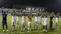 Para pemain Timnas Indonesia menyapa suporter usai melawan Vietnam pada laga SEA Games di Stadion MPS, Selangor, Selasa (22/8/2017). Kedua negara bermain imbang 0-0. (Bola.com/Vitalis Yogi Trisna)