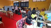 Vaksinasi Pelajar Di SMPN 7 Kota Serang, Banten. (Senin, 22/08/2021). (Liputan6.com/Yandhi Deslatama).