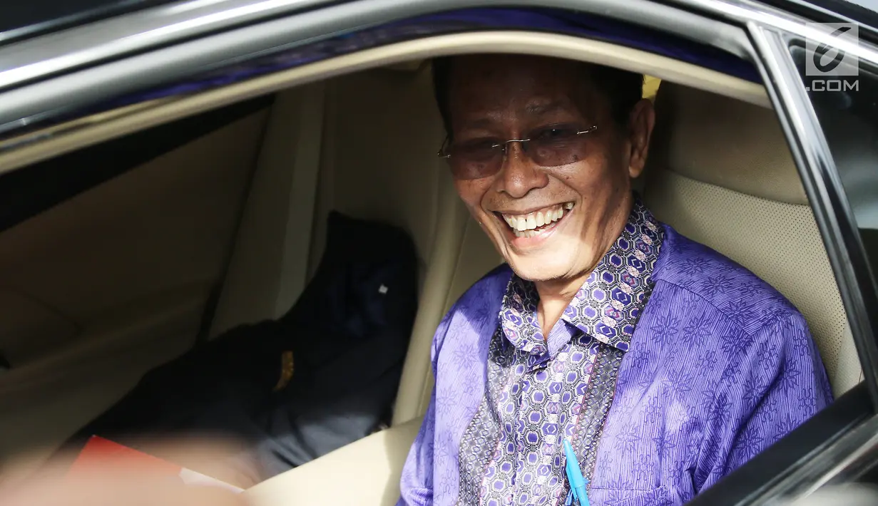 Panitera Mahkamah Konstitusi Kasianur Sidauruk tersenyum ketika meninggalkan Gedung KPK, Jumat (17/3). Kasianur yang merupakan rekanan mantan Ketua MK Akil Mochtar ini diperiksa sebagai saksi untuk tersangka Muchtar Effendi (Liputan6.com/Herman Zakharia)