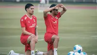 Pemain Timnas Indonesia, Kevin Diks (kiri) dan Nathan Tjoe-A-On (kanan) mengikuti sesi latihan terakhir jelang lawan Mozambik di Lapangan Madya, Senayan, Jakarta, pada Senin (8/6/2026). (Bola.com/Abdul Aziz)