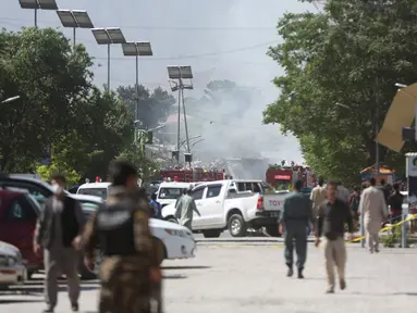 Pasukan keamanan memeriksa lokasi serangan bunuh diri di Kabul pada minggu pertama Ramadan, Afghanistan, Rabu (31/5). Sebuah ledakan besar mengguncang kawasan kedutaan di ibukota Kabul pada hari Rabu pagi. (AP Photos / Massoud Hossaini)