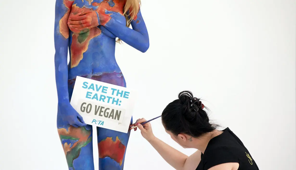 "Save the Earth, Go Vegan" merupakan kampanye baru sebuah LSM di Sydney untuk Perlakuan Etis terhadap Hewan (PETA), (3/7/2014). (REUTERS/Jason Reed)