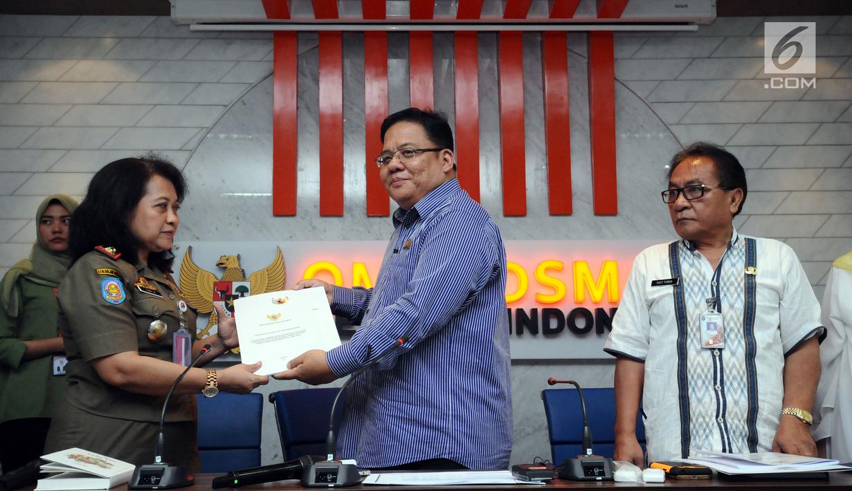 Komisioner Ombudsman RI, Adrianus Meliala (tengah) memberikan hasil investigasi terkait Penataan PKL oleh Satpol PP DKI Jakarta kepada Kasubag Umum Satpol PP Lusi A di Gedung Ombudsman, Jakarta, Kamis (2/11). (Liputan6.com/Helmi Fithriansyah)