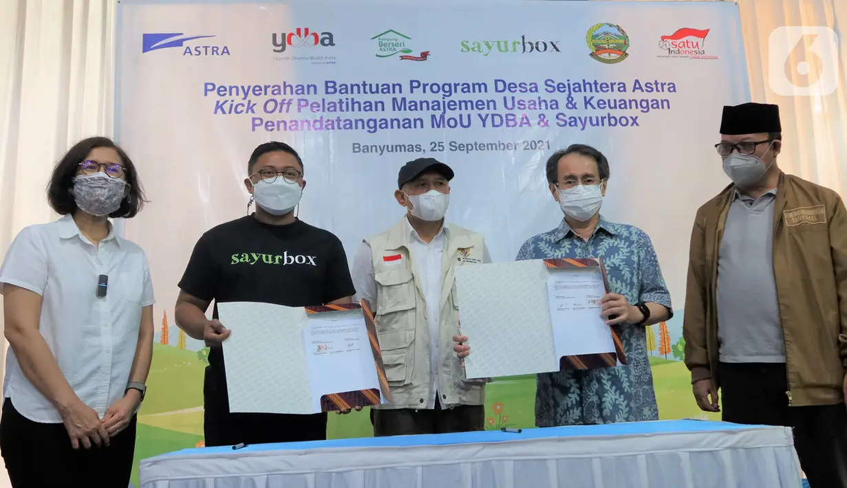 Menteri Koperasi dan UKM (MenkopUKM) Teten Masduki (tengah), Direktur Astra Gita Tiffany Boer (kiri) menyaksikan Penandatanganan MoU Kolaborasi Yayasan Dharma Bhakti Astra (YDBA) bersama Sayurbox sebagai offtaker gula semut kelapa Semedo Manise di DSA Semedo, Banyumas. (Liputan6.com/HO/YDBA)
