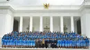Presiden Joko Widodo (tengah) berfoto bersama siswa-siswi dan tenaga pengajar SMA Taruna Nusantara, di pelataran Istana Merdeka, Jakarta, Senin (2/3/2015). (Liputan6.com/Faizal Fanani)