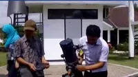 Anak muda di komplek Taman Pintar Yogyakarta mengajak warga membuat peralatan sederhana agar bisa menyaksikan gerhana matahari total.