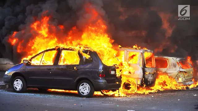Ilustrasi Mobil Terbakar