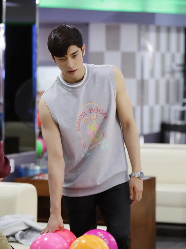 Pesona Sung Hoon bintang Woori the Virgin saat olahraga (Foto: Instagram @sunghoon1983)