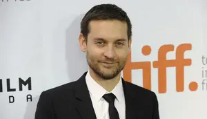 Tobey Maguire dan Jennifer Meyer Resmi Cerai Setelah Hampir 10 Tahun Pisah