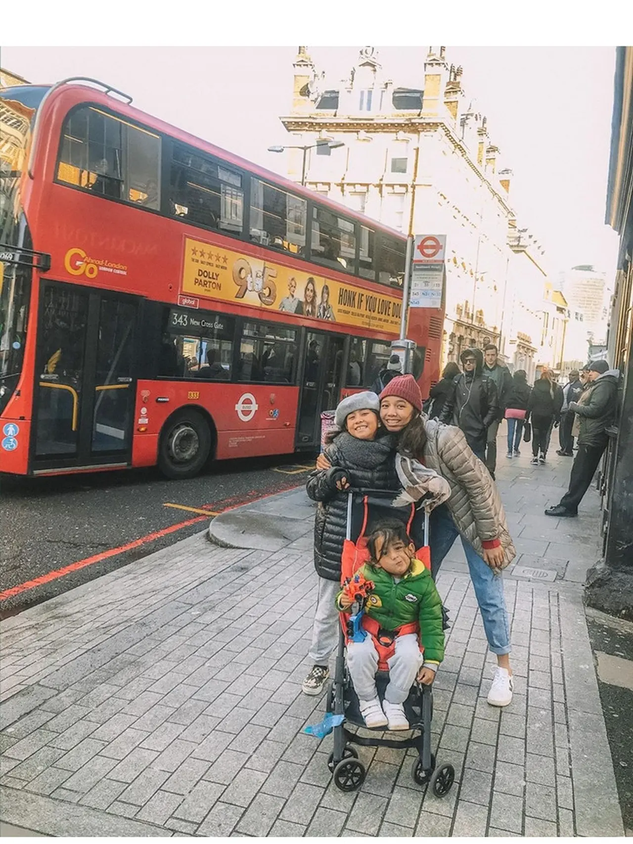 6 Potret Liburan Keluarga Bebi Romeo di London, Kunjungi Istana ...