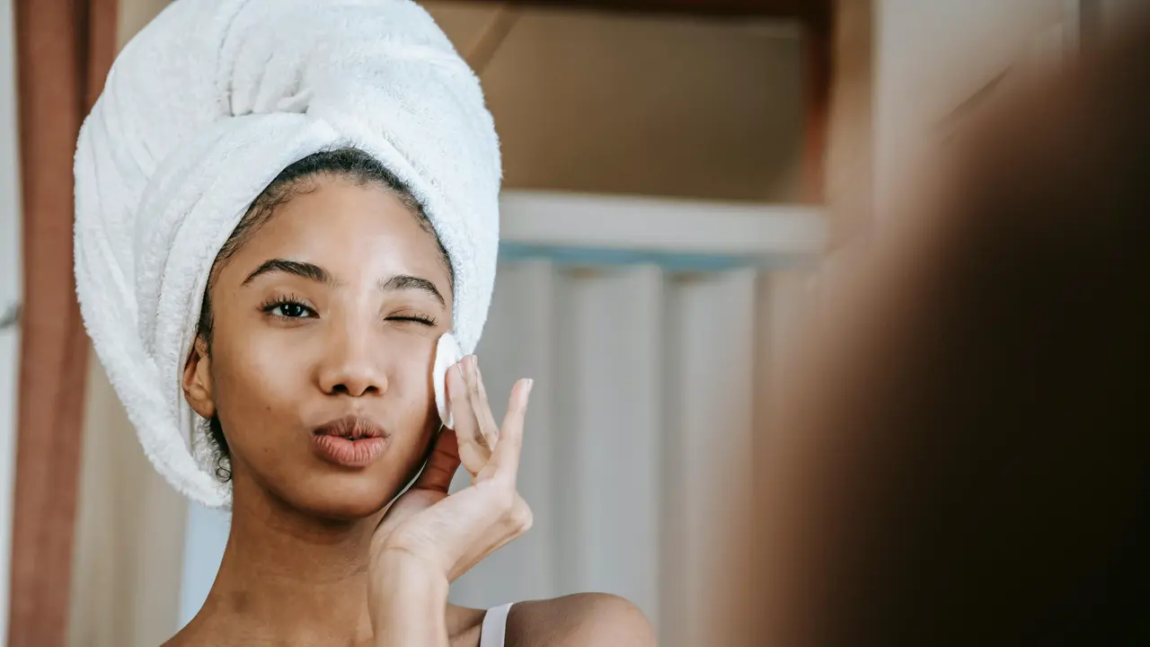 Pentingnya Deep Cleansing Makeup di Area Mata