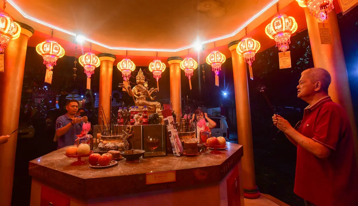 Umat Khonghucu melakukan sembahyang pada malam Tahun Baru Imlek di Wihara Kwan In Thang, Pondok Cabe, Tangerang Selatan, Senin (16/2/2026). Malam Tahun Baru Imlek 2577 Kongzili di Vihara Kwan In Thang, Pondok Cabe, Tangerang Selatan, berlangsung khidmat. (merdeka.com/Arie Basuki)