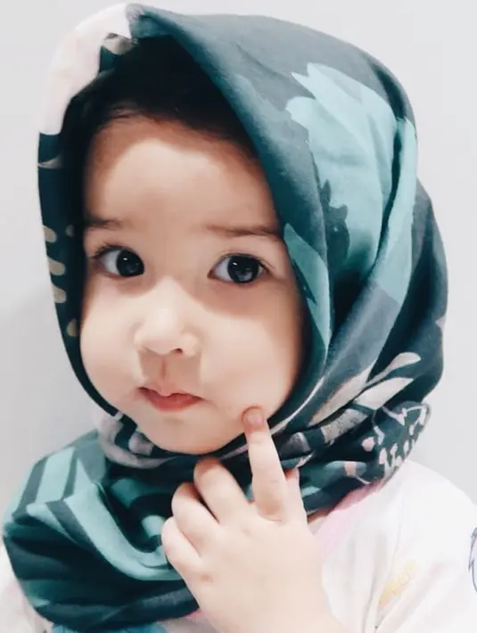 Anak dari Yasmine Wildblood, Seraphina Rose tampak begitu imut saat mengenakan hijab. Keimutan Sera pun membuat warganet jadi gemas saat melihatnya. (Foto: instagram.com/yasminexitenun)