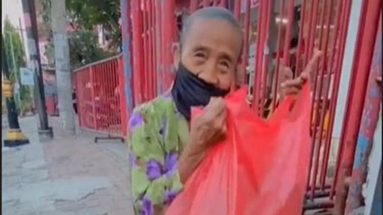 Nenek Penjual Mi Goreng Dagangannya Diborong, Warganet Ikut Terharu