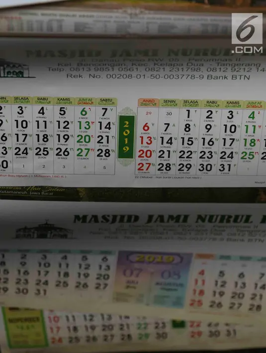 Penampakan kalender tahun 2019 saat ditunjukkan di kawasan Senen, Jakarta, Jumat (7/12). Menjelang berakhirnya tahun 2018, produksi kalender di kawasan pusat percetakan tersebut meningkat 40 persen. (Liputan6.com/Immanuel Antonius)