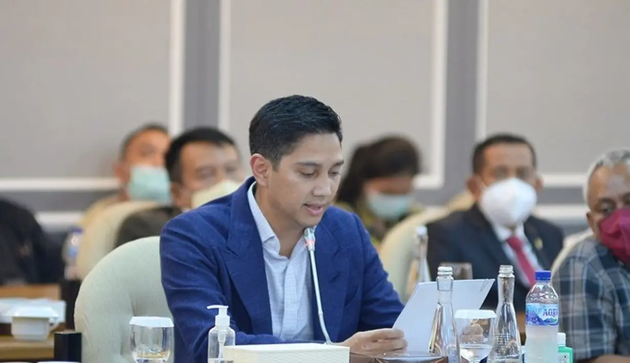 <p>Sosok Budisatrio Djiwandono ramai diperbincangkan di media sosial karena gayanya yang kerap membenarkan kerah setiap rapat Komisi IV, hingga menyita perhatian warganet. (FOTO: instagram.com/budidjiwandono/)</p>