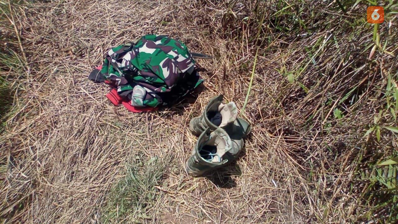 Pakaian Serda Amiruddin yang dilepas sebelum hanyut terbawa arus sungai (Liputan6.com/Fauzan)