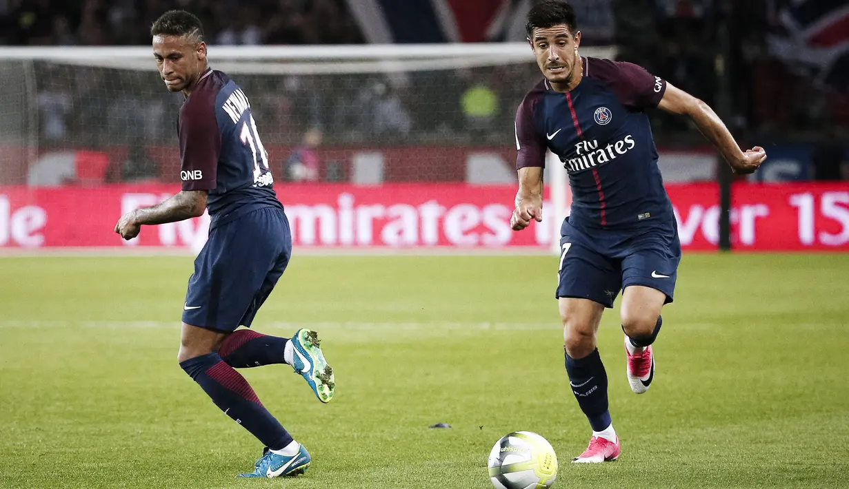 Aksi Neymar (kiri) memberikan umpan kepada Yuri Berchiche saat melawan Saint Etienne pada lanjutan Ligue 1 Prancis di Parc des Princes stadium, Paris, (25/8/2017). PSG menang 3-0. (AP/Kamil Zihnioglu)