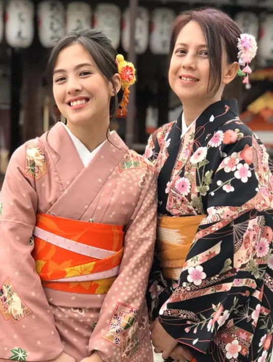 Gadis yang bernama lengkap Adhisty Zara Sundari Kusumawardhani ini tampak cantik dan menawan dengan busana tradisional Jepang, Kimono. (Liputan6.com/IG/@iamopay)