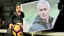 Pada laga Manchester United tandang ke Ukraina, Jose Mourinho kedatangan seorang anak kecil yang tampak seperti fans fanatik dari pelatih asal Portugal tersebut. (AFP/Sergei Supinsky)