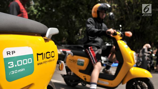 Warga mengendarai sepeda listrik Migo e-Bike berkeliling saat Car Free Day di kawasan Bundaran HI, Jakarta, Minggu (30/12). Sepeda listrik ini memiliki 90 stasiun dan sudah tersedia sebanyak 500 unit. (Merdeka.com/Iqbal S. Nugroho)