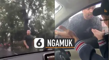 Pengendara tersebut memukul bagian depan mobil sambil mengacungkan jari.