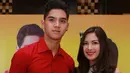 Wangi-wangian alias parfum merupakan hal yang sangat wajib digunakan. Tak terkecuali dua selebriti muda yang namanya sedang naik daun, Al Ghazali dan Jessica Mila. (Galih W. Satria/Bintang.com)