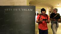 Pengunjung menggunakan alat bantu informasi di Museum Louve, Paris, Rabu (29/6/2016). (Bola.com/Vitalis Yogi Trisna)