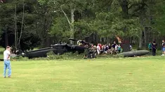 Sebuah helikopter Blackhawk milik Angkatan Darat AS jatuh di satu lapangan golf dekat Leonardtown di Maryland Selatan, Senin (17/4). Insiden tersebut menyebabkan seorang awak pesawat tewas dan dua orang luka. (Rebecca Updegrave Cline via AP)