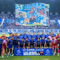 Persib Bandung sukses merengkuh gelar juara BRI Super League 2025/2026. Kepastian itu diraih setelah Maung Bandung bermain imbang tanpa gol kontra Persijap Jepara pada pekan ke-34. Bertanding di Stadion Gelora Bandung Lautan Api (GBLA), Bandung, Sabtu (23/5/2026) sore WIB. (Bola.com/Bagaskara Lazuardi)
