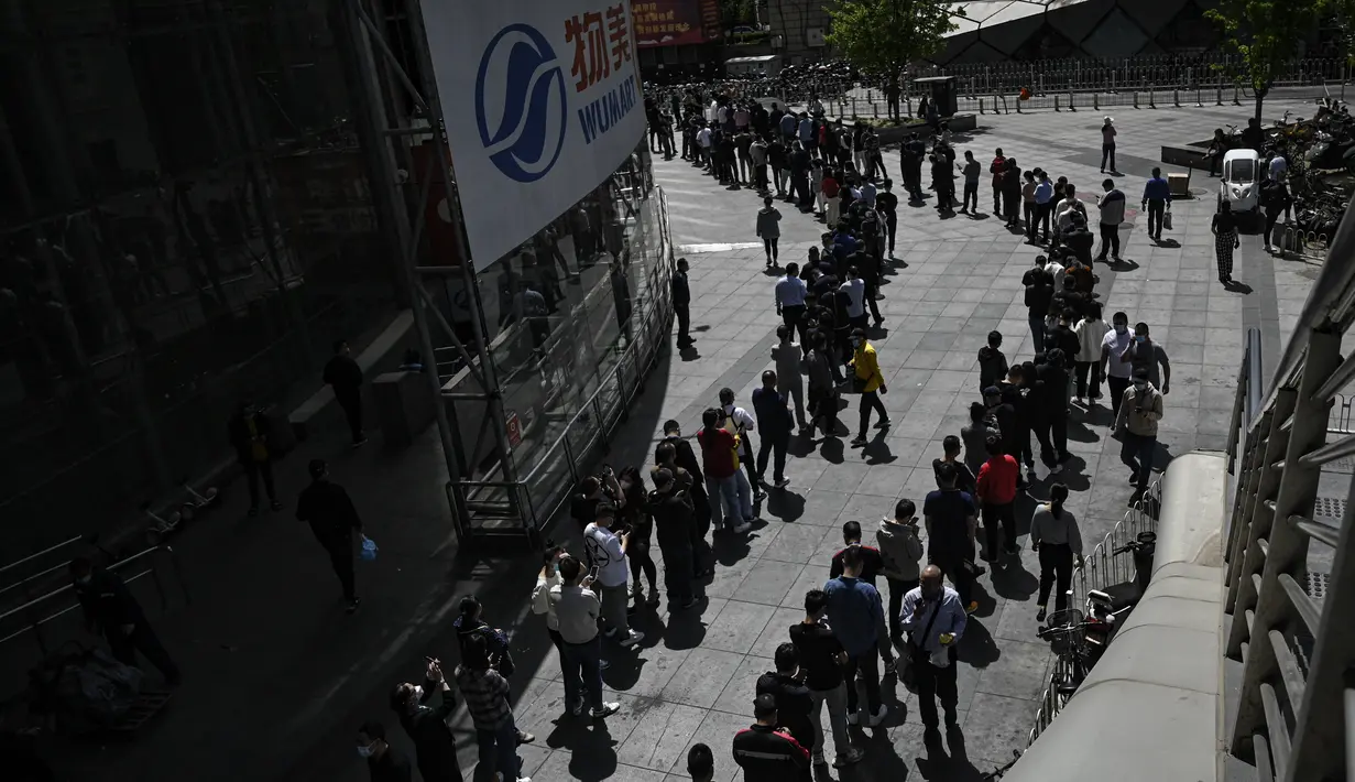 <p>Orang-orang mengantre untuk tes covid-19 di luar supermarket di Beijing, Selasa (26/4/2022). , Beijing pada 26 April telah memulai pengujian massal untuk hampir semua 21 juta penduduknya setelah lonjakan kasus COVID-19 di tengah kekhawatiran bahwa Ibu kota China dapat ditempatkan di bawah lockdown ketat seperti yang dilakukan di Shanghai. (Jade GAO / AFP)</p>