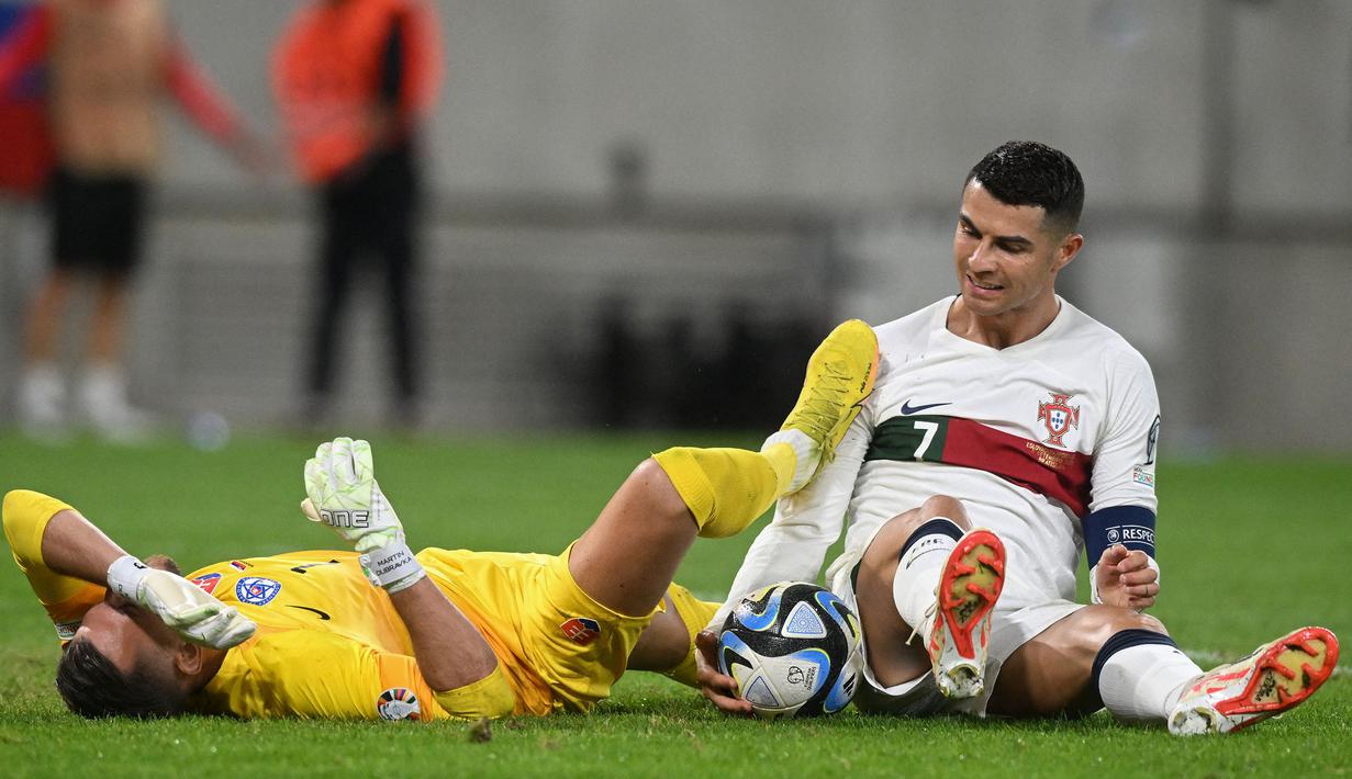 Reaksi kesakitan kiper Slovakia, Martin Dubravka (kiri) setelah wajahnya terkena kaki dari pemain Protugal saat laga grup G Kualifikasi Euro 2024 di National Football Stadium in Bratislava, Slovakia, Sabtu (9/9/2023) dini hari WIB. (AFP/Vladimir Simicek)