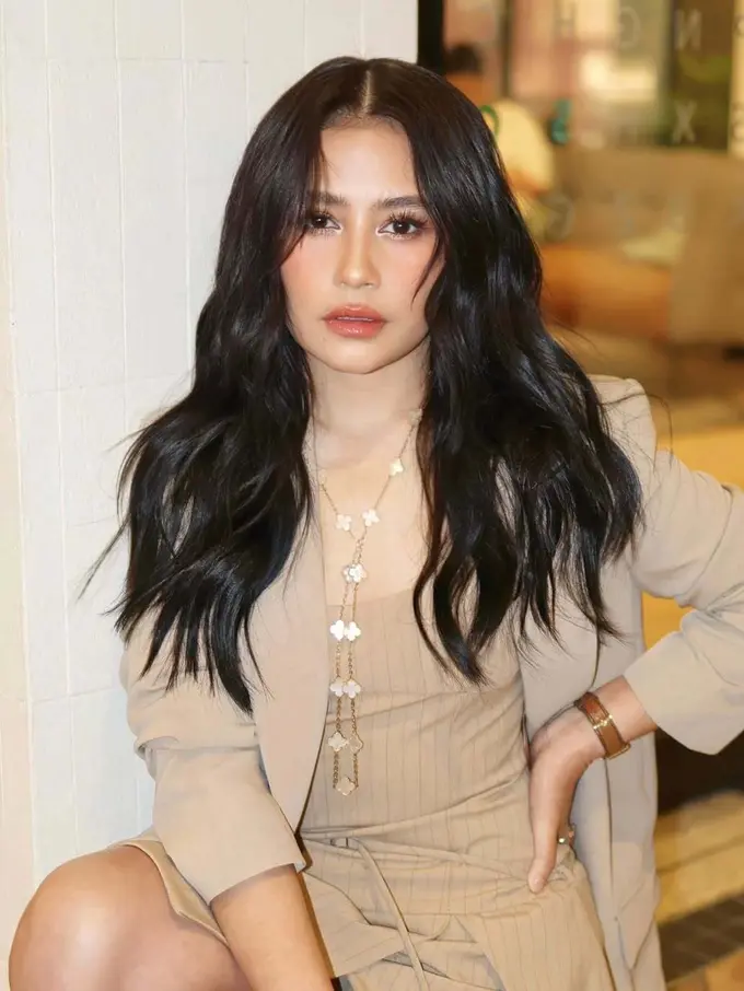 Prilly Latuconsina Tampil Manglingi dengan Soft Glam Coral Makeup Look Karya Archangela Chelsea