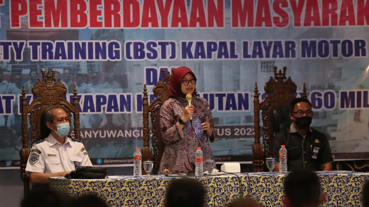 Bupati Banyuwangi Ipuk Fiestiandani  memberikan arahan terhadap nelayan terkait pengajuan sertifikasi  nelayan (Istimewa)