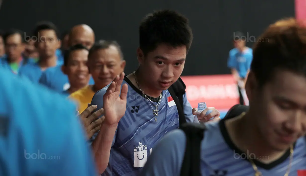 Kevin Sanjaya/Marcus Gideon disapa fans usai menang atas Rian Agung/Hendra Setiawan pada babak kedua Daihatsu Indonesia Master 2018 di Istora Senayan, Kamis (25/1/2018). Kevin/Marcus menang 21-16 23-2.1 (Bola.com/Nick Hanoatubun)