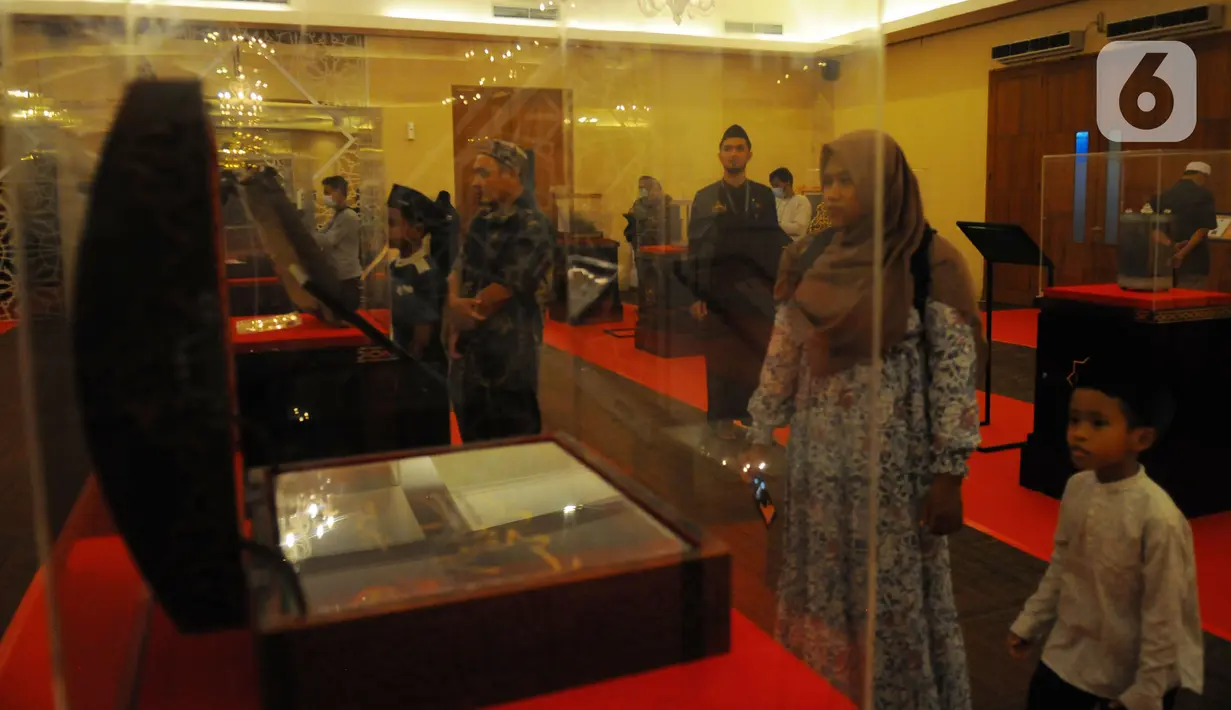 Pengunjung melihat Pameran Artefak Rasulullah SAW dan Sahabat di Masjid At-Tin, Jakarta Timur, Sabtu (25/3/2023). (merdeka.com/Imam Buhori)