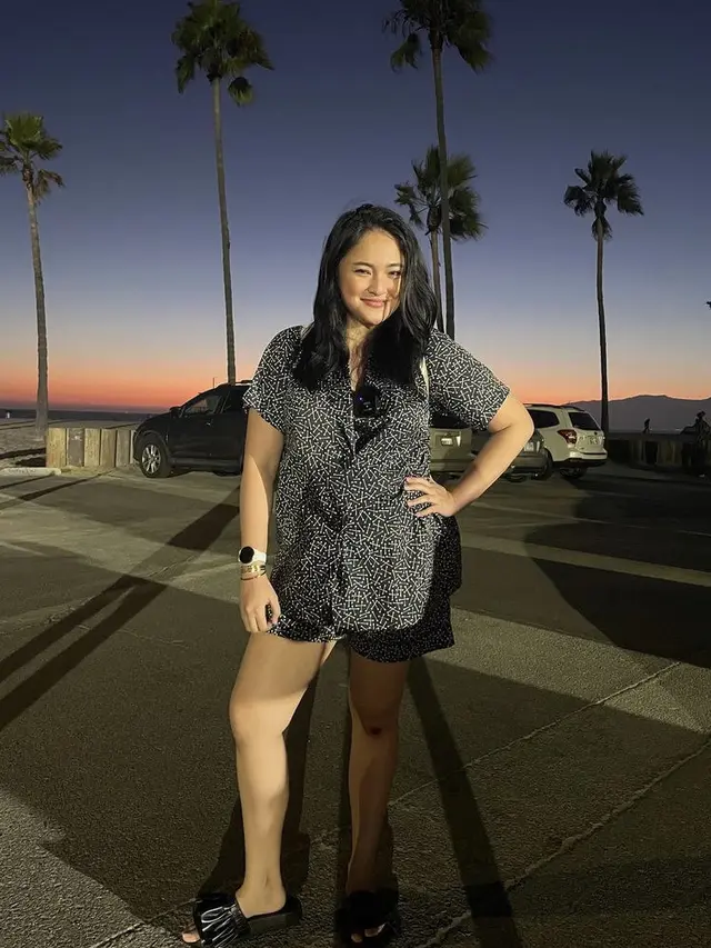 5 Gaya Fashion Marshanda Kenakan Pakaian Brand Lokal di Amerika Serikat