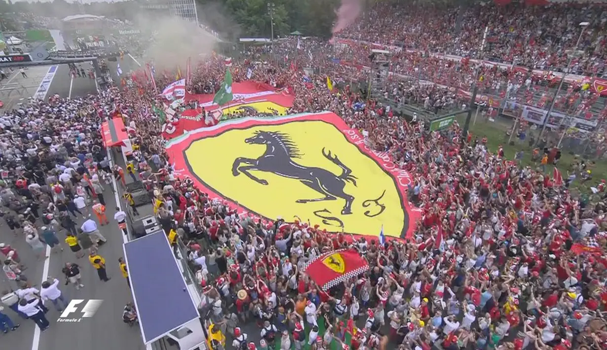 Suporter Ferrari memadati area di depan podium F1 GP Italia di Sirkuit Monza, Italia, Minggu (4/9/2016). (Bola.com/Twitter/F1)