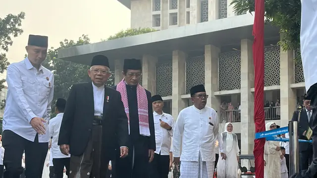 Wakil Presiden (Wapres) RI Ma'ruf Amin menggelar Salat Idul Adha di Masjid Istiqlal, Senin (17/6/2024).